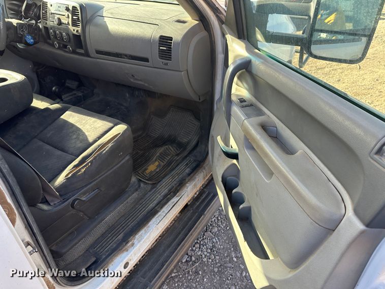 image for item JD9678 2013 Chevrolet Silverado 2500HD  Crew Cab flatbed truck