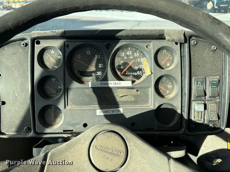 image for item JD9775 1999 Freightliner Thomas Built  school bus