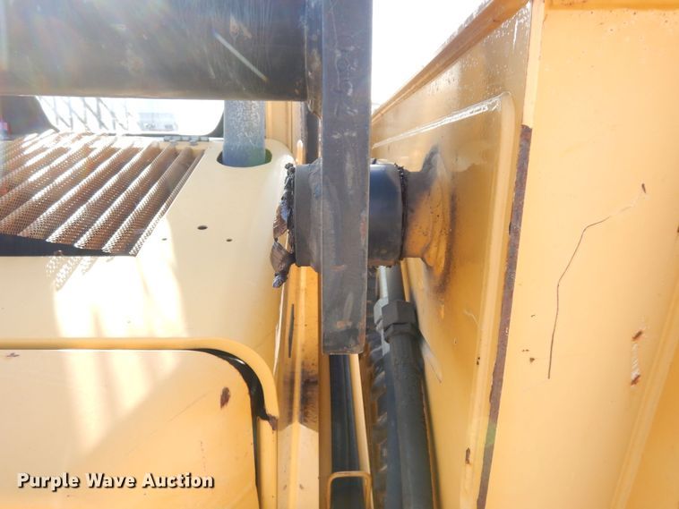 image for item JK9085 2007 John Deere 325  skid steer loader