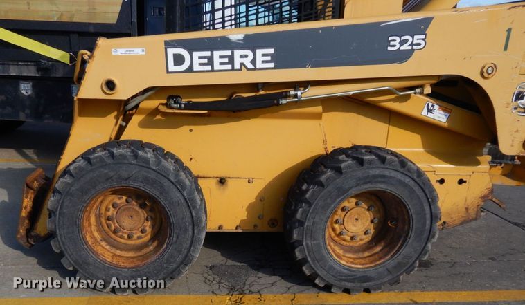 image for item JK9085 2007 John Deere 325  skid steer loader