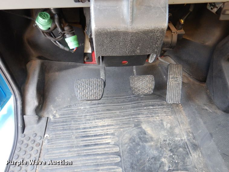 image for item JL9770 2004 Freightliner FL80  flatbed truck