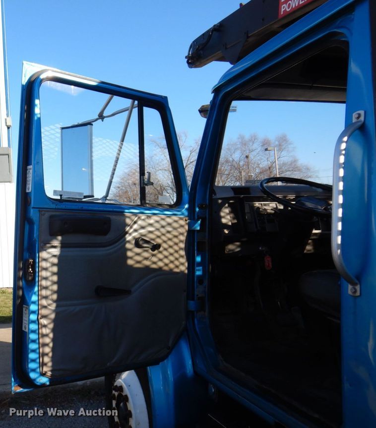 image for item JL9772 1997 International 4700  flatbed truck