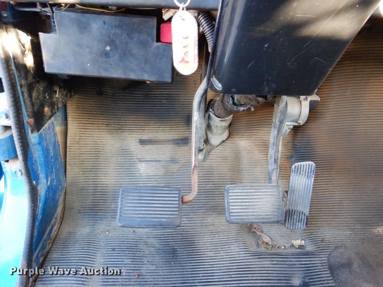 image for item JL9772 1997 International 4700  flatbed truck