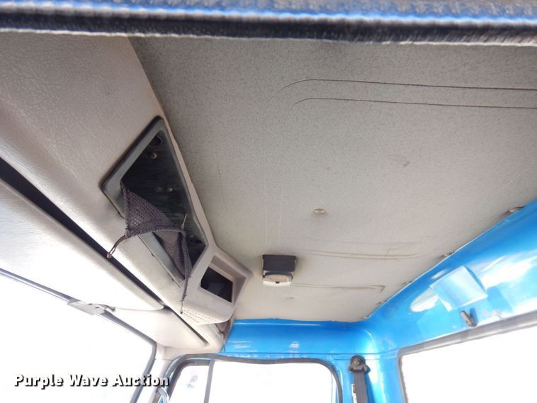 image for item JL9772 1997 International 4700  flatbed truck