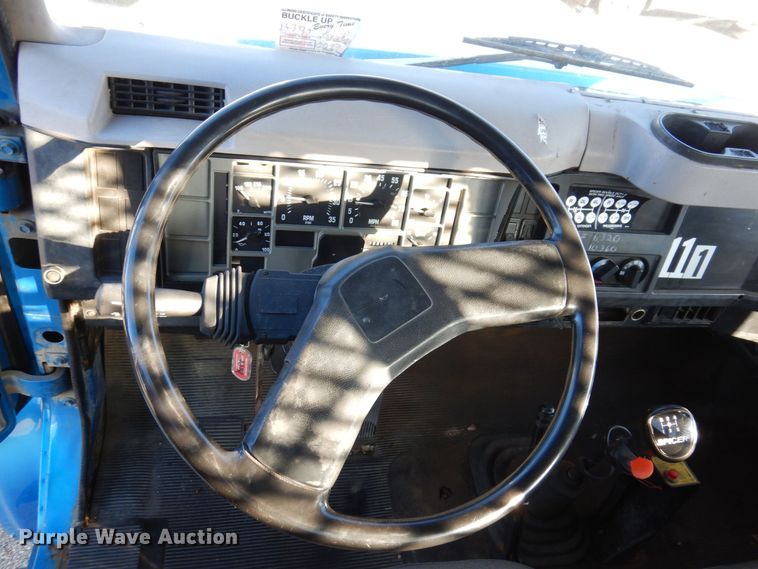 image for item JL9772 1997 International 4700  flatbed truck