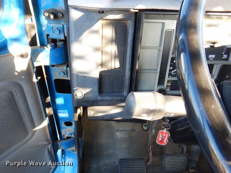 image for item JL9772 1997 International 4700  flatbed truck