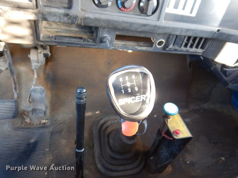 image for item JL9772 1997 International 4700  flatbed truck