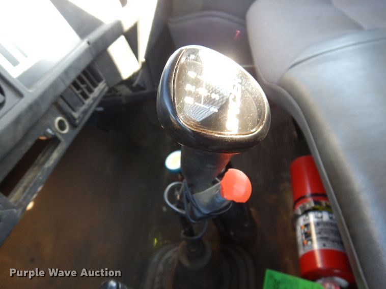 image for item JL9772 1997 International 4700  flatbed truck