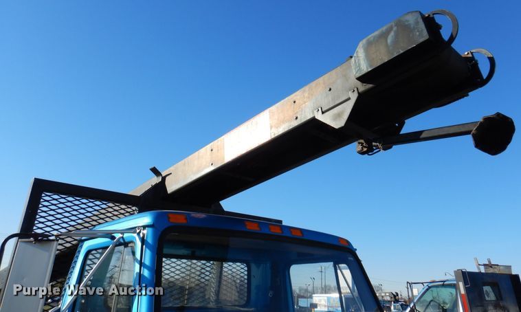 image for item JL9772 1997 International 4700  flatbed truck