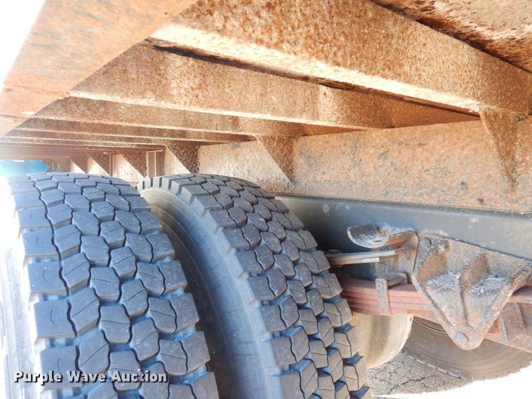 image for item JL9772 1997 International 4700  flatbed truck