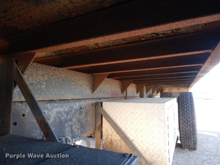 image for item JL9772 1997 International 4700  flatbed truck