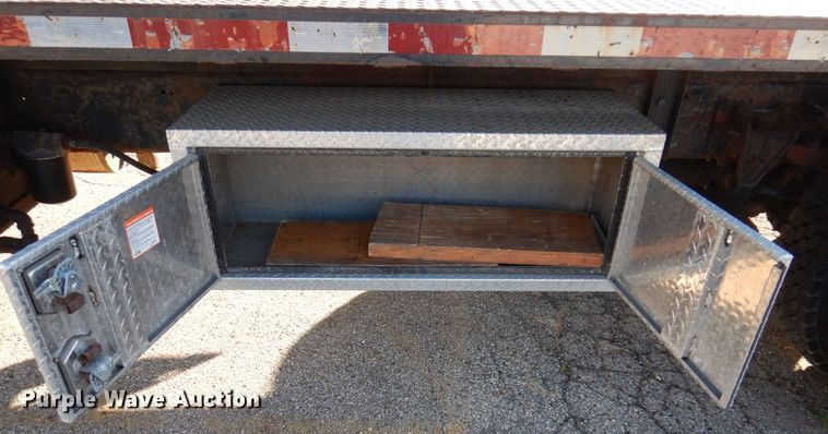 image for item JL9772 1997 International 4700  flatbed truck