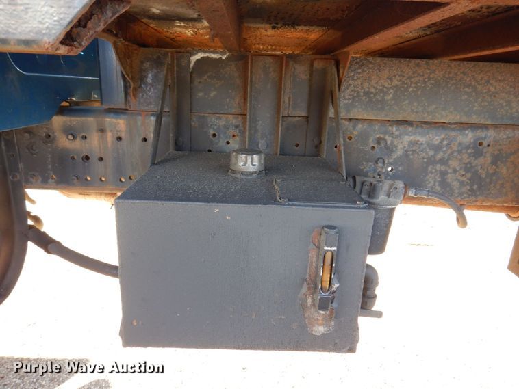 image for item JL9772 1997 International 4700  flatbed truck