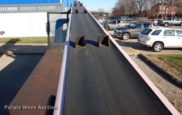 image for item JL9772 1997 International 4700  flatbed truck