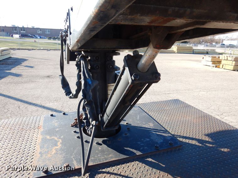 image for item JL9772 1997 International 4700  flatbed truck