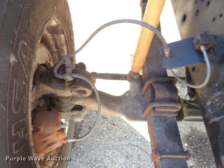 image for item JL9772 1997 International 4700  flatbed truck