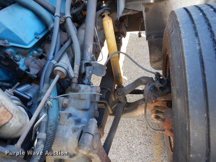 image for item JL9772 1997 International 4700  flatbed truck