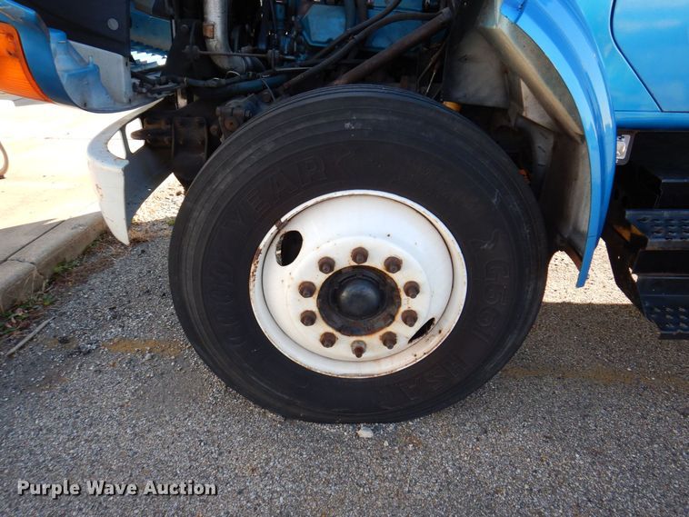 image for item JL9772 1997 International 4700  flatbed truck