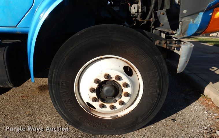 image for item JL9772 1997 International 4700  flatbed truck