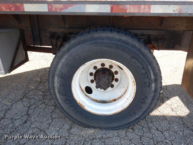 image for item JL9772 1997 International 4700  flatbed truck