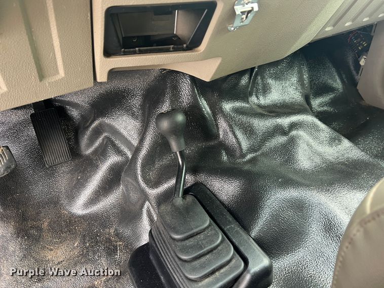 image for item JU9768 2008 Ford F550 Super Duty XL  Crew Cab flatbed truck