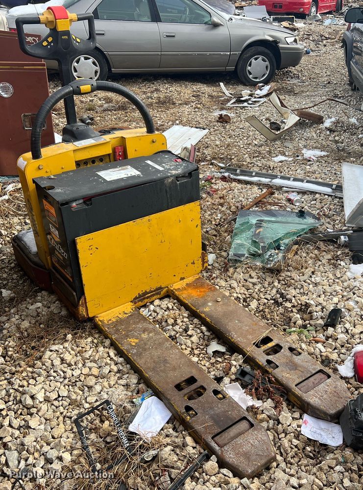 image for item JU9853 Yale MPE060LFN24T2748  pallet jack