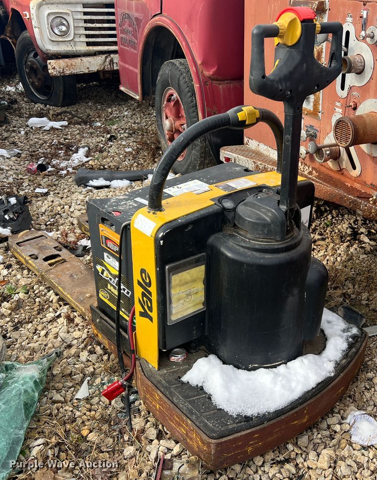 image for item JU9853 Yale MPE060LFN24T2748  pallet jack