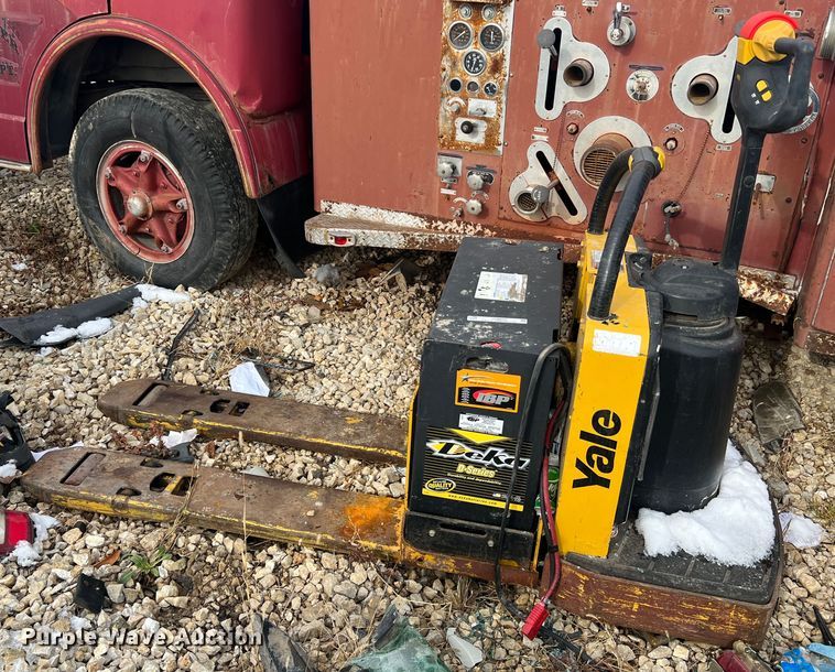 image for item JU9853 Yale MPE060LFN24T2748  pallet jack