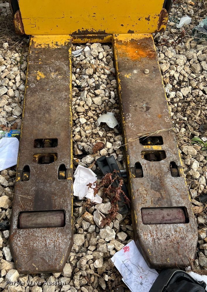 image for item JU9853 Yale MPE060LFN24T2748  pallet jack