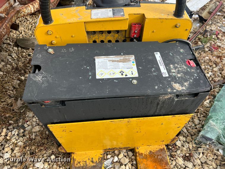 image for item JU9853 Yale MPE060LFN24T2748  pallet jack