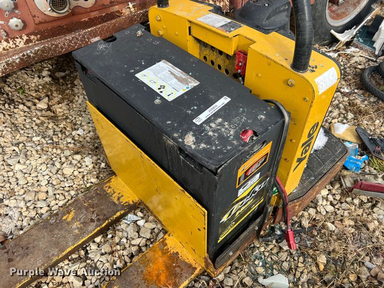 image for item JU9853 Yale MPE060LFN24T2748  pallet jack