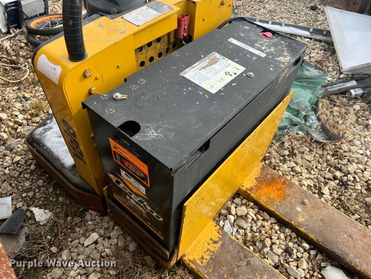 image for item JU9853 Yale MPE060LFN24T2748  pallet jack