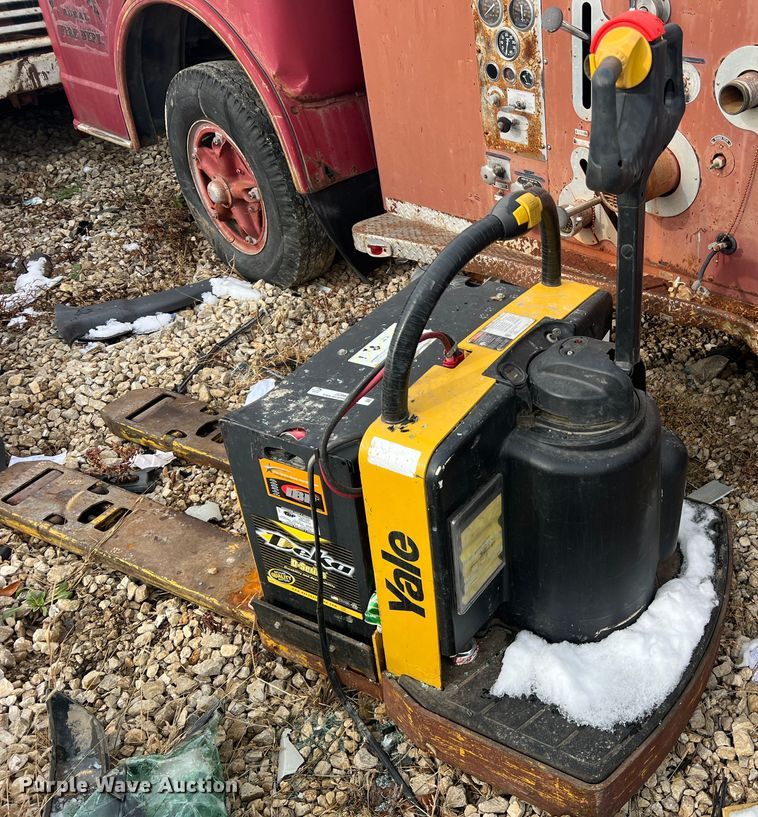 image for item JU9853 Yale MPE060LFN24T2748  pallet jack