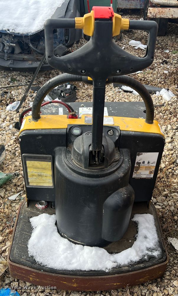 image for item JU9853 Yale MPE060LFN24T2748  pallet jack