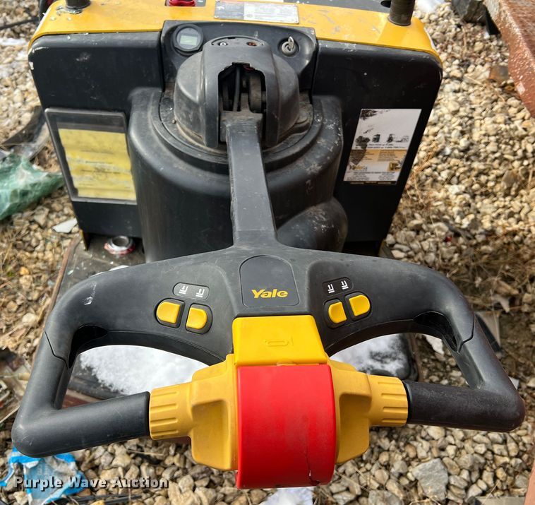 image for item JU9853 Yale MPE060LFN24T2748  pallet jack