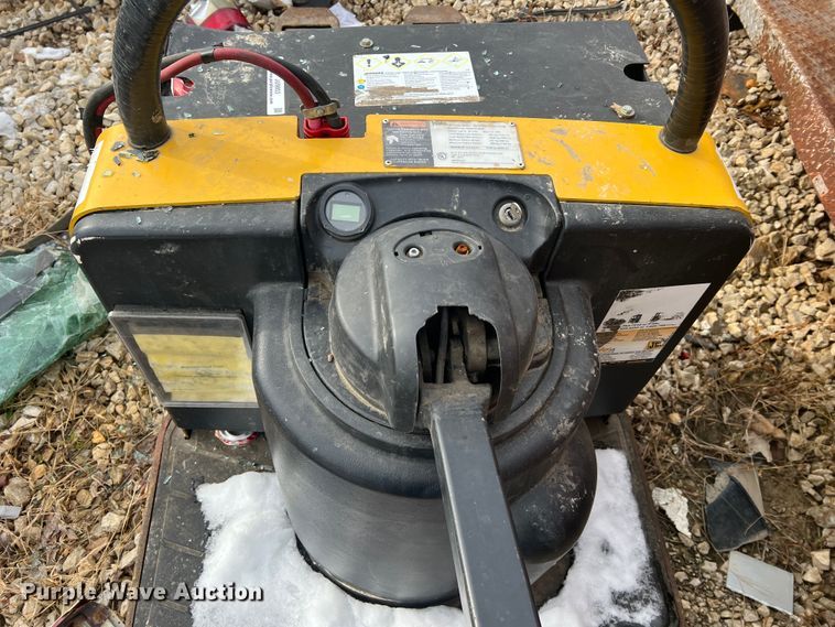 image for item JU9853 Yale MPE060LFN24T2748  pallet jack