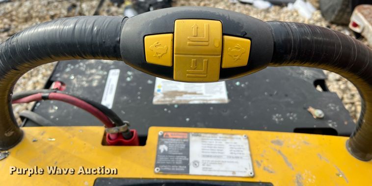 image for item JU9853 Yale MPE060LFN24T2748  pallet jack