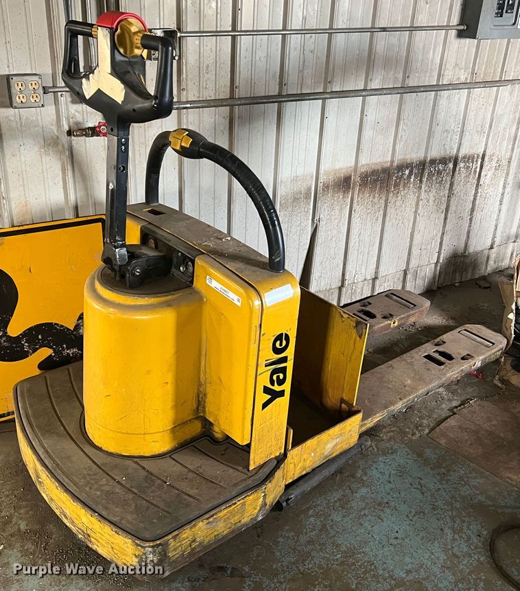 image for item JU9857 Yale  pallet jack