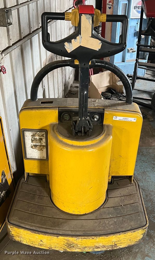 image for item JU9857 Yale  pallet jack