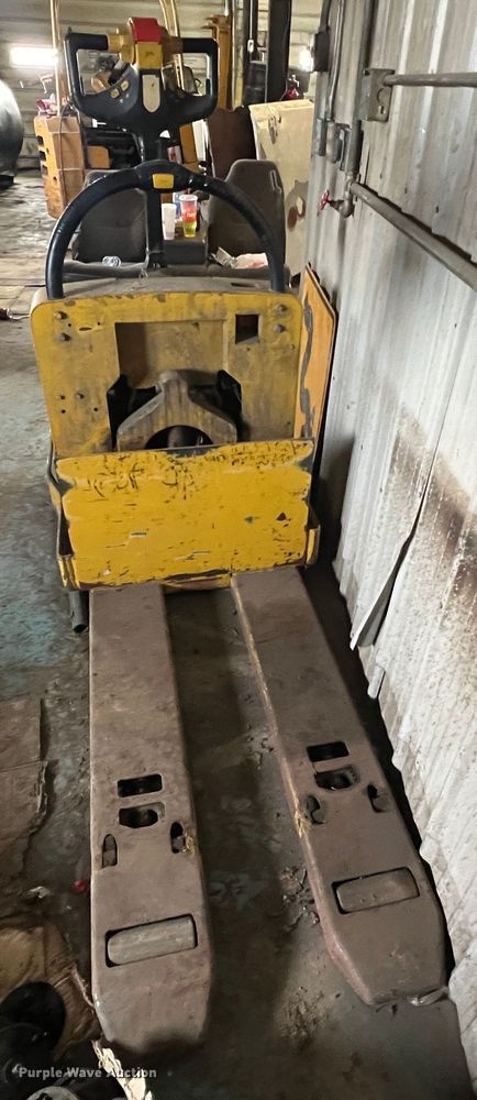 image for item JU9857 Yale  pallet jack