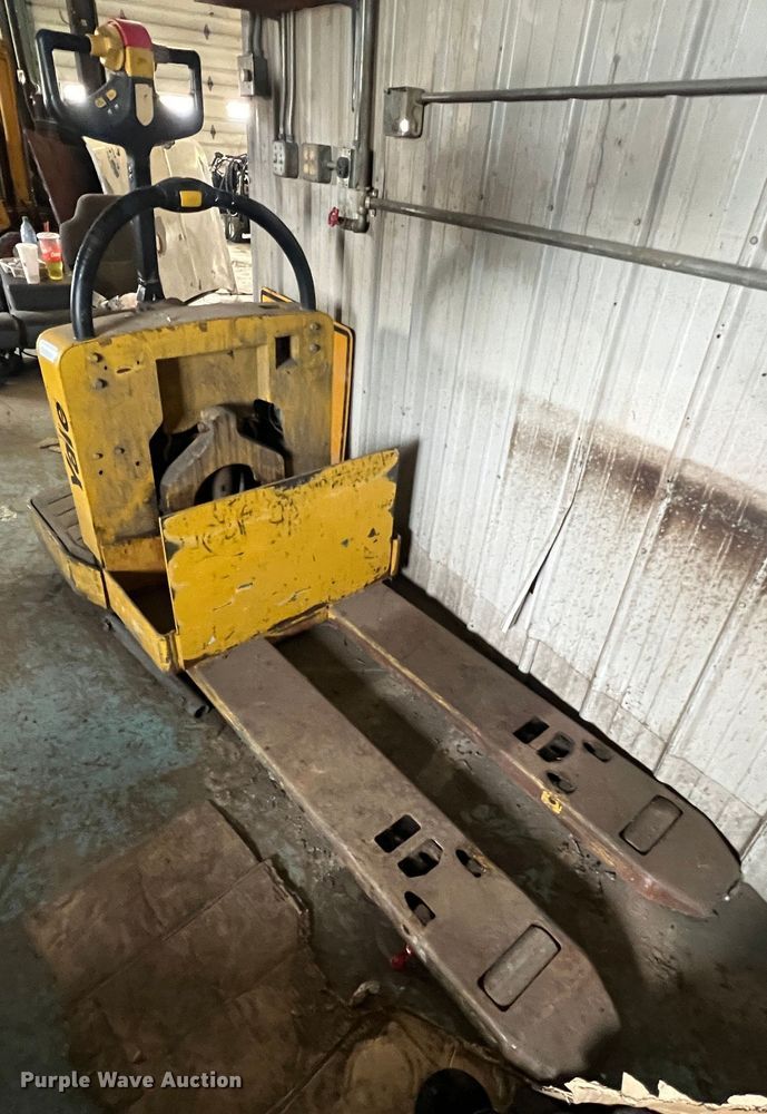 image for item JU9857 Yale  pallet jack