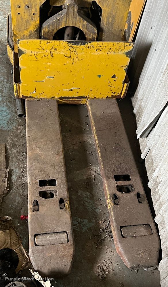 image for item JU9857 Yale  pallet jack