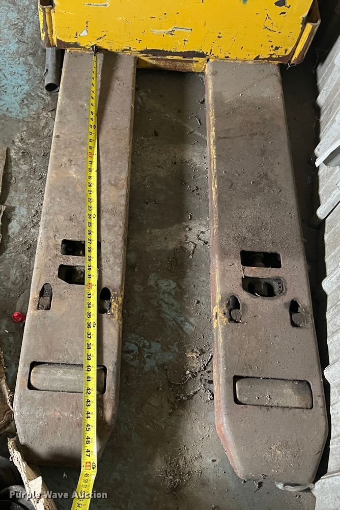 image for item JU9857 Yale  pallet jack