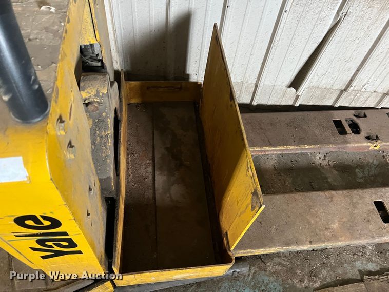 image for item JU9857 Yale  pallet jack