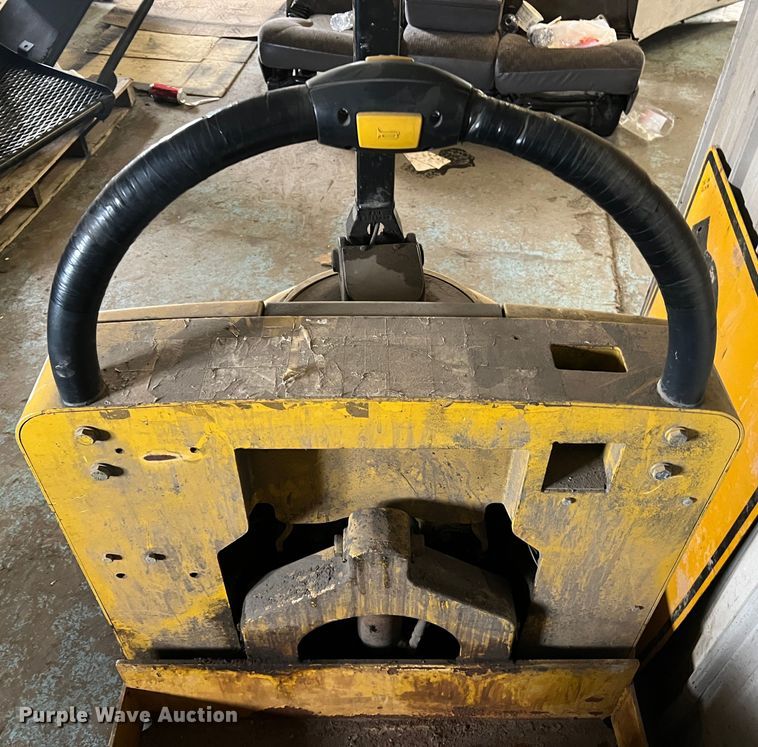 image for item JU9857 Yale  pallet jack