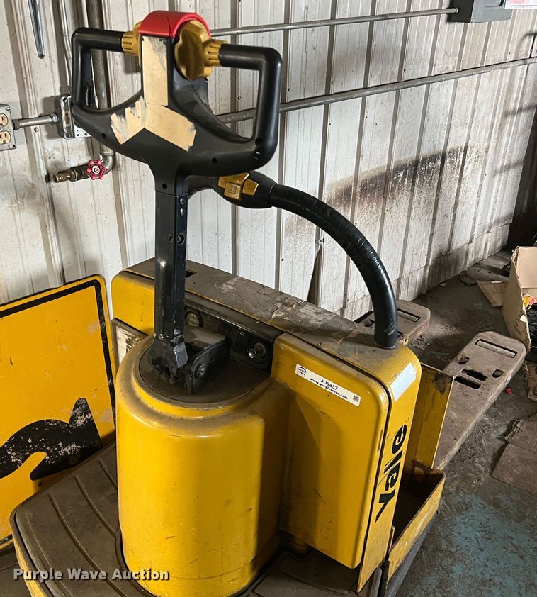 image for item JU9857 Yale  pallet jack