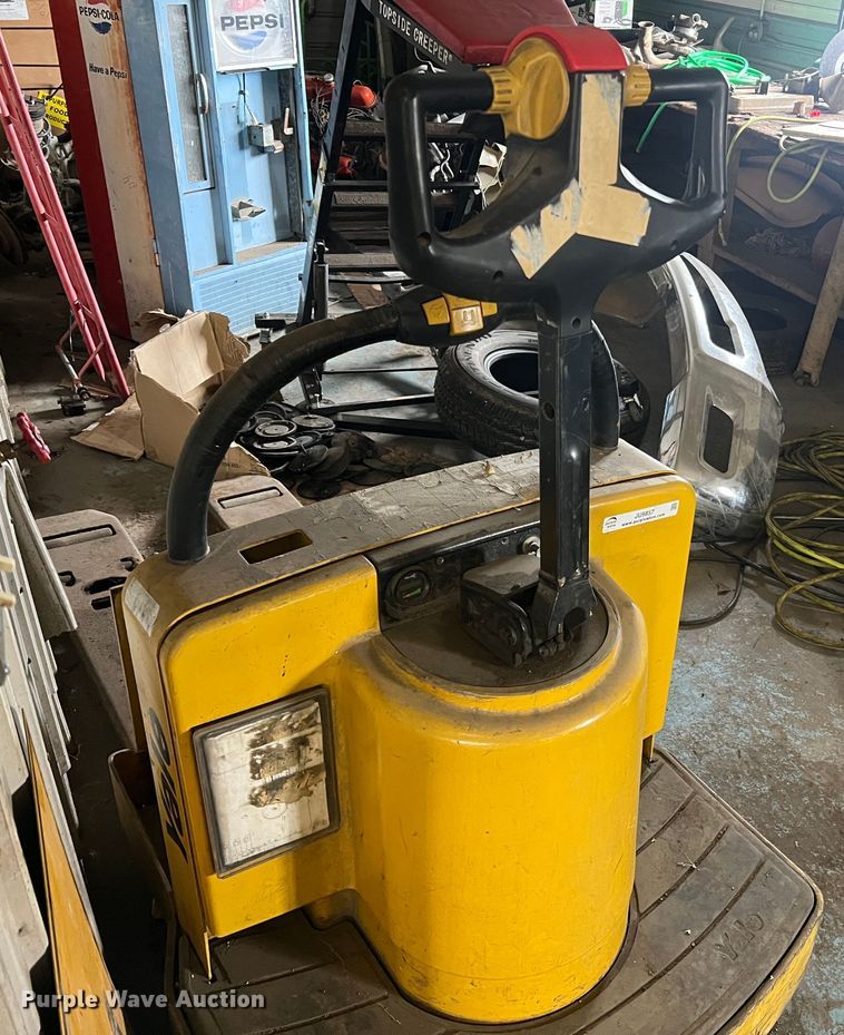 image for item JU9857 Yale  pallet jack
