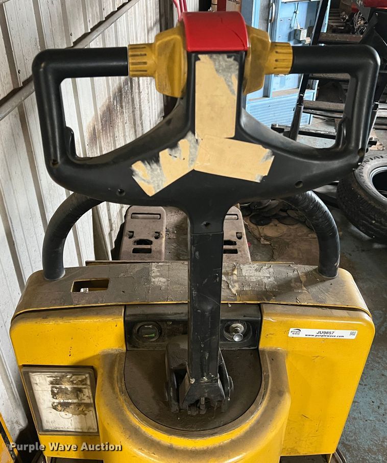 image for item JU9857 Yale  pallet jack