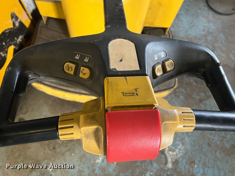 image for item JU9857 Yale  pallet jack