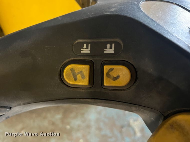 image for item JU9857 Yale  pallet jack